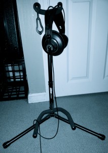 guitar-stand-headphones